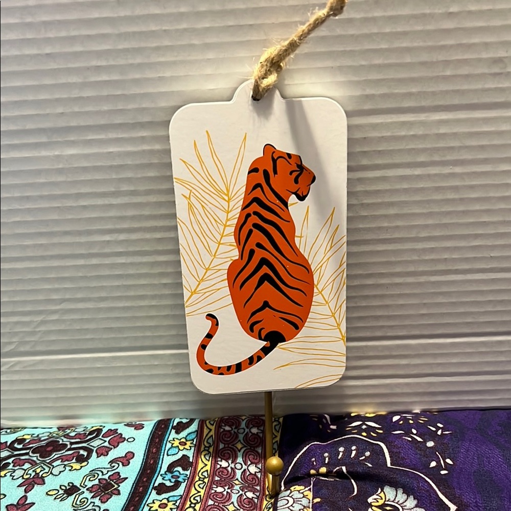 New TrueLiving Crisp White Tiger Motif Wall Hook - White and Orange (102)